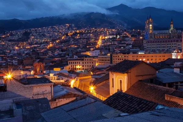 Quito oude stad bij nacht — Stockfoto