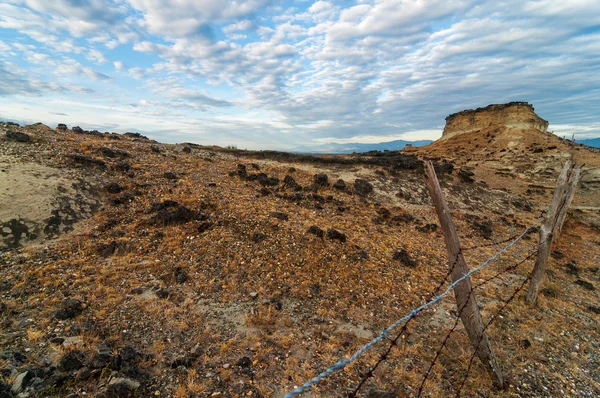 Desierto rocoso y valla —  Fotos de Stock