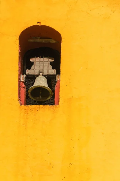 Колокольня жёлтой церкви — стоковое фото