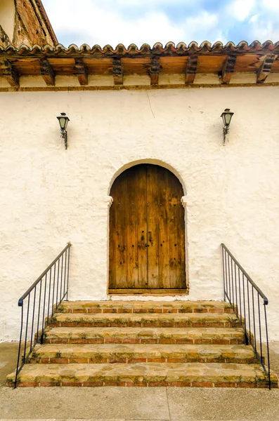 Puerta de estilo colonial de madera — Foto de Stock