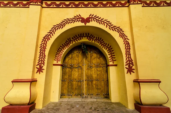 Красивый вход в церковь — стоковое фото