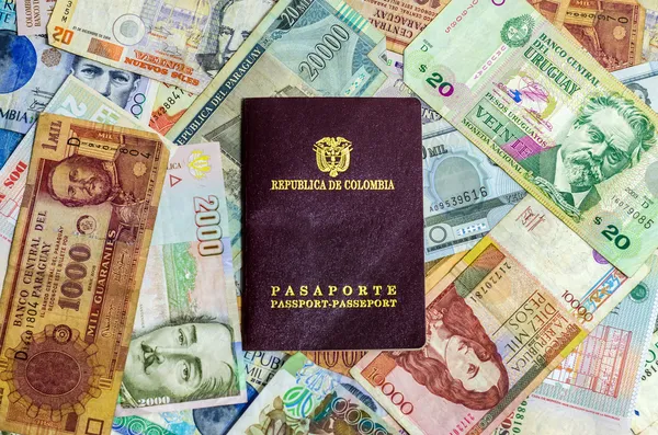 Pasaporte y Dinero Colombiano —  Fotos de Stock