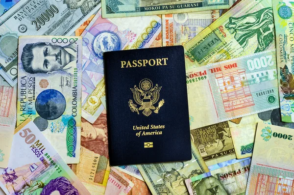 Passaporte Americano e Moeda — Fotografia de Stock