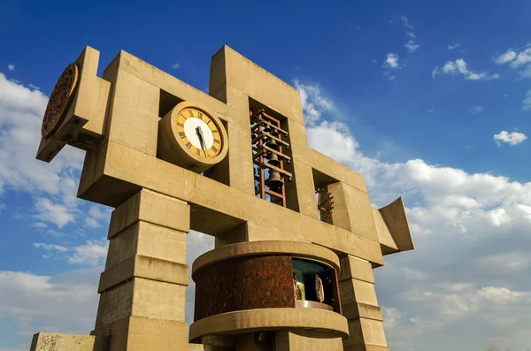 Cruz y Torre del Reloj — Foto de Stock