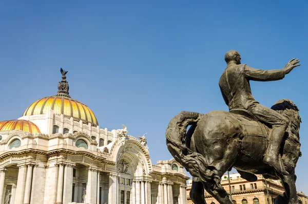 Palácio de Belas Artes e Estátua — Fotografia de Stock