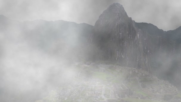 Machu picchu erscheint aus dem Nebel — Stockvideo