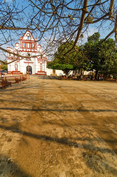 Старая церковь и площадь — стоковое фото