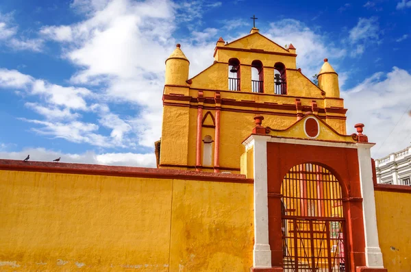 Жовтий колоніальному церкви — стокове фото