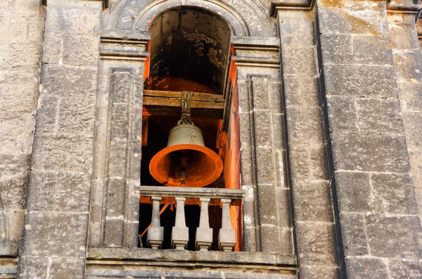 Çan kulesine kadar yaktı — Stok fotoğraf