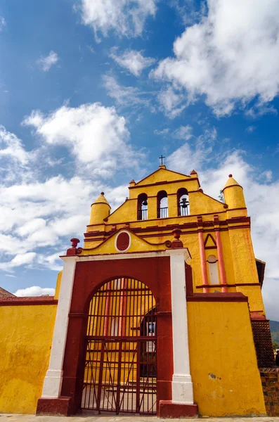 Gamla gula koloniala kyrka — Stockfoto