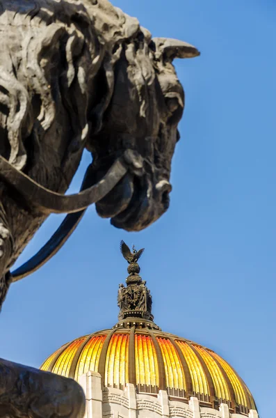 Caballo y Cúpula — Foto de Stock