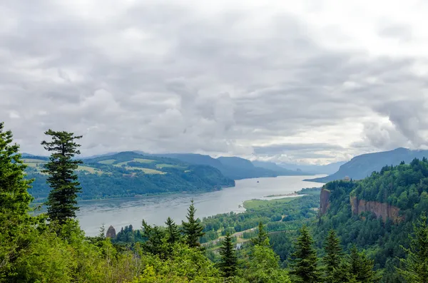 Nuages sur le fleuve Columbia — Photo