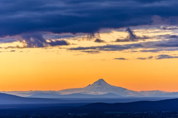 Захід сонця над капотом Mt. — стокове фото
