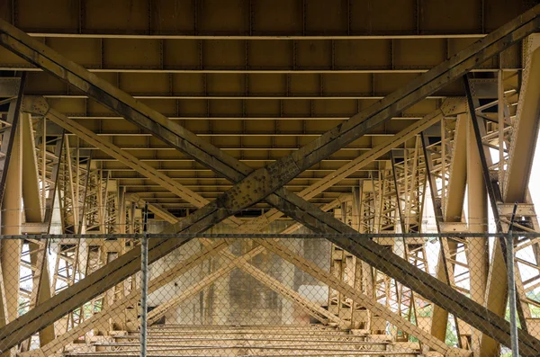 Onder een brug — Stockfoto
