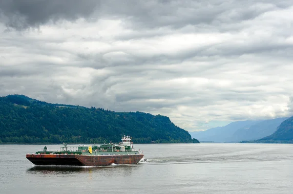 Chiatta nel fiume Columbia — Foto Stock