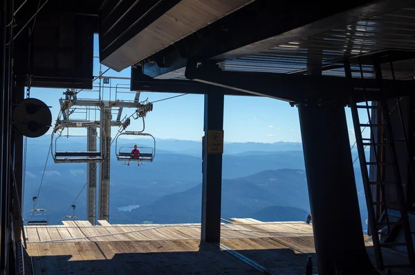 Chairlift Leaving Terminal — Stock Photo, Image