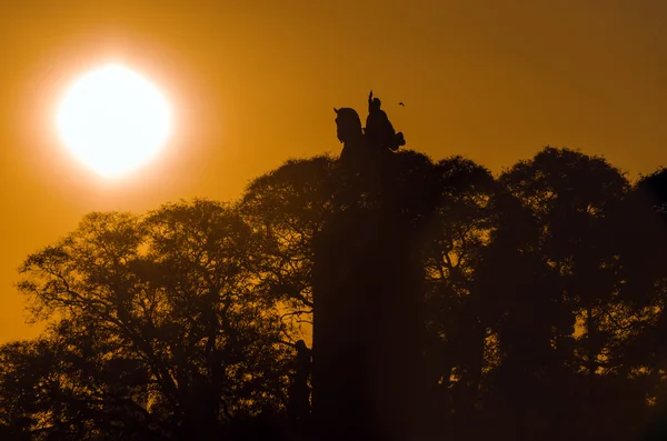 Standbeeld en zonsopgang — Stockfoto