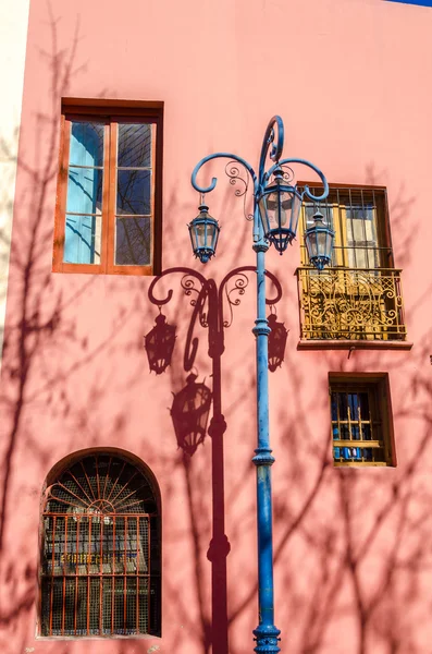 Luz de rua e parede rosa — Fotografia de Stock