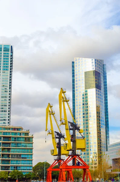 Rascacielos y grúas — Foto de Stock