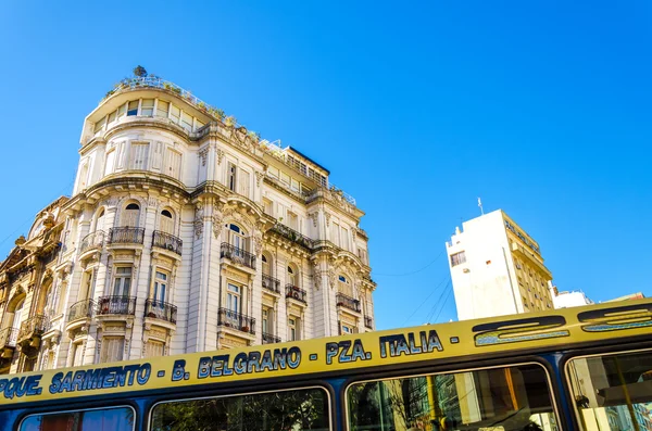 Bus and Architecture — Stock Photo, Image