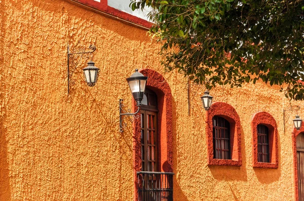 Pomarańczowe ściany kolonialne — Zdjęcie stockowe