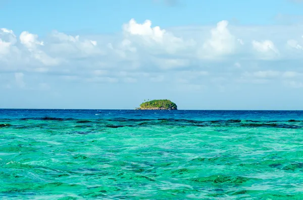 Isla en el horizonte —  Fotos de Stock