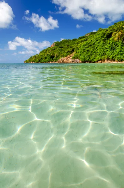 Helder water en tropische eiland — Stockfoto