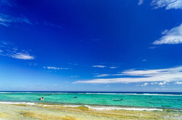 Tyrkysové moře a modrá obloha — Stock fotografie
