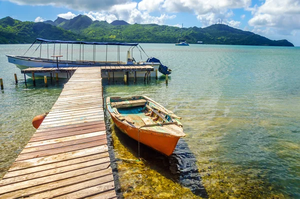 Canoa arancione e molo — Foto Stock