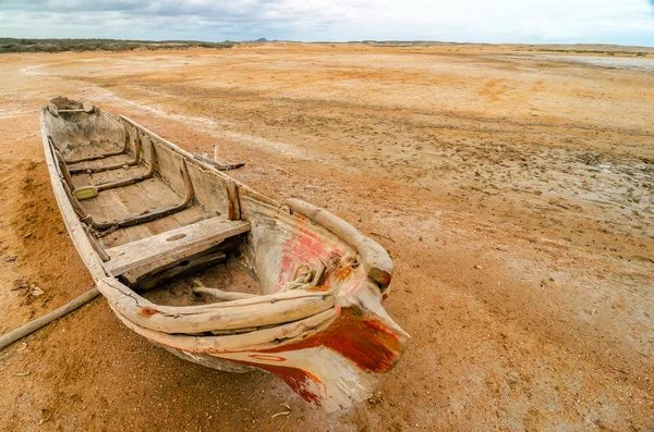 Canoa en un desierto — Foto de Stock