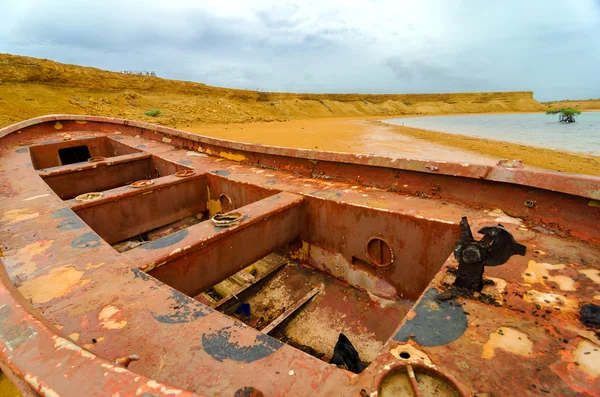 Barco viejo y paisaje — Foto de Stock