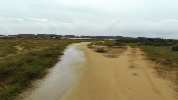 Проезд по грубой местности пустыни — стоковое видео