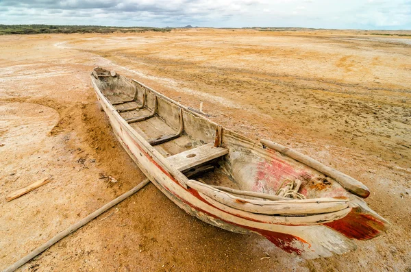 Oude kano in een woestijn — Stockfoto