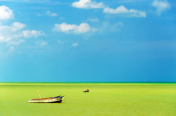 Πράσινη θάλασσα και βάρκες — Φωτογραφία Αρχείου