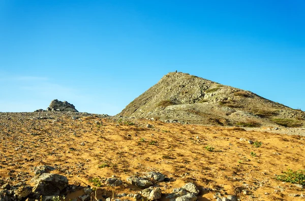 Deserto e collina rocciosa — Foto Stock