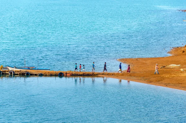 Caminando junto al mar — Foto de Stock