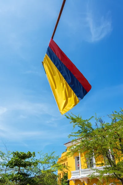 Colombian Flag and Blue Sky — Stock Photo, Image