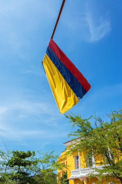 Colombianska flagga och blå himmel — Stockfoto