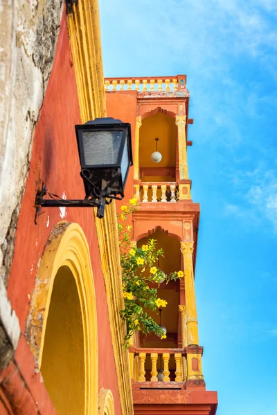 Balcon orange et jaune — Photo