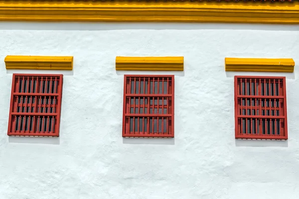 Τρία παράθυρα και ένα λευκό τοίχο — Φωτογραφία Αρχείου
