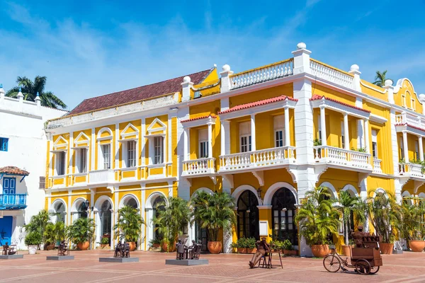 Gele en witte koloniale gebouw — Stockfoto