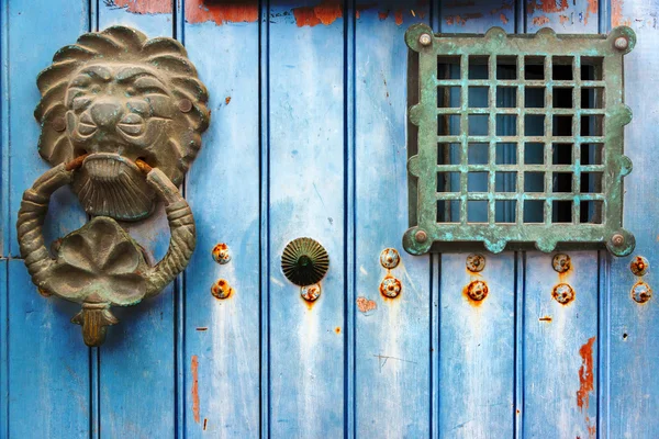 Zabytkowe drzwi Kołatka — Zdjęcie stockowe