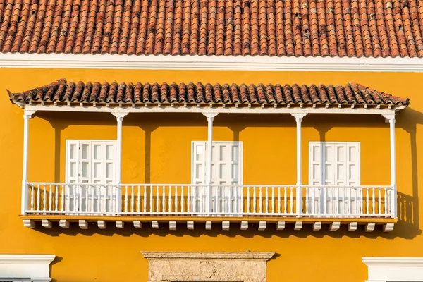 Gelber und weißer Kolonialbalkon — Stockfoto