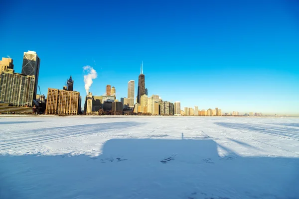 Skyline en bevroren meer — Stockfoto