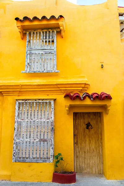 Gelbe Kolonialfassade — Stockfoto