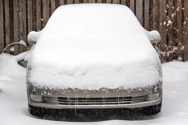 Машина покрыта снегом — стоковое фото