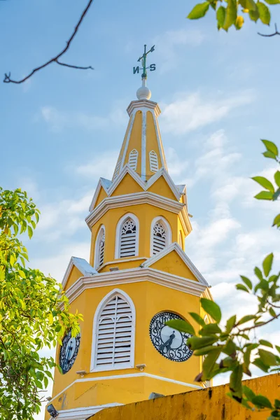 Porta della torre dell'orologio giallo — Foto Stock