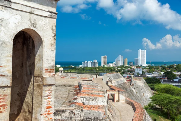 Fortezza ed edifici moderni — Foto Stock