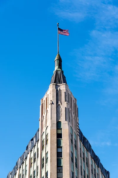 Épület és az amerikai zászló — Stock Fotó