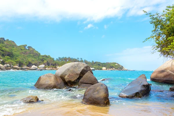 カリブ海の海と岩 — ストック写真